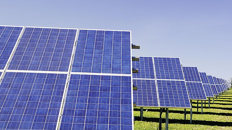 Photovoltaikanlage installiert auf landwirtschaftlichen Flächen sorgen für höhere Flächenerträge.