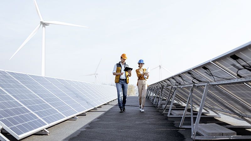 Mitarbeiter der SunFarmer GmbH nehmen Solaranlage nach Aufbau in Betrieb.